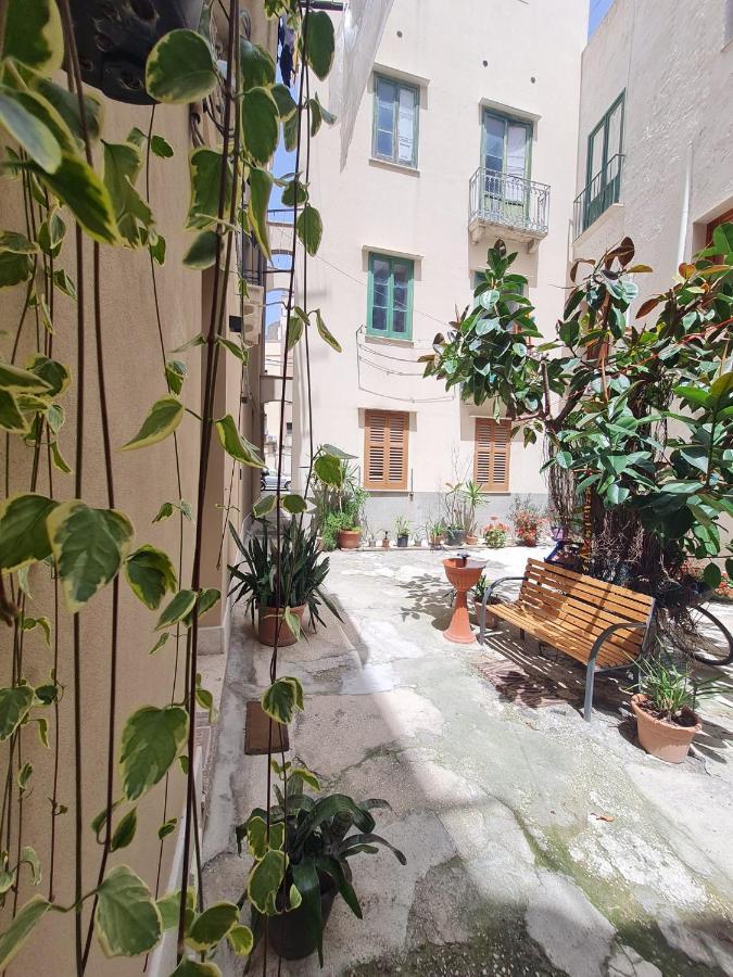 Ai Due Cortili Apartment Trapani Bagian luar foto